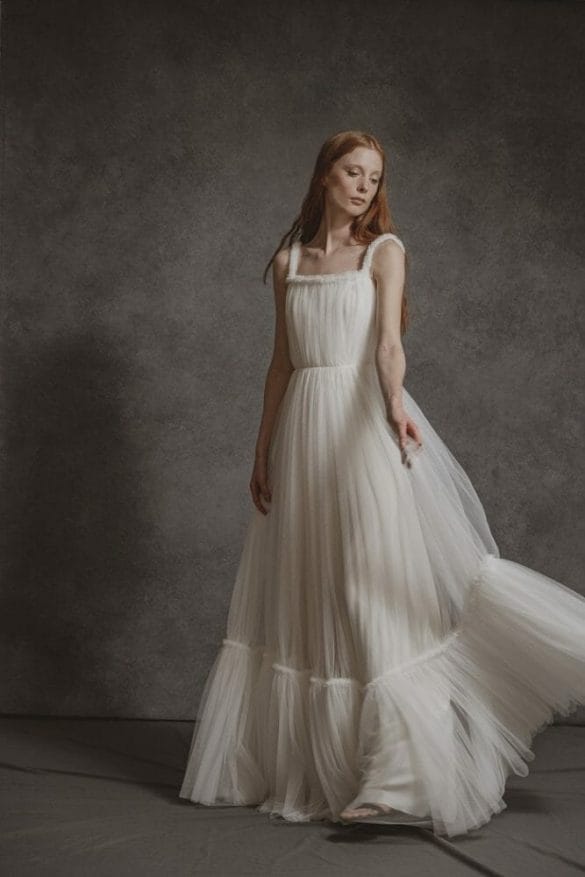 Modelo con un vestido de novia largo de tirantes blanco