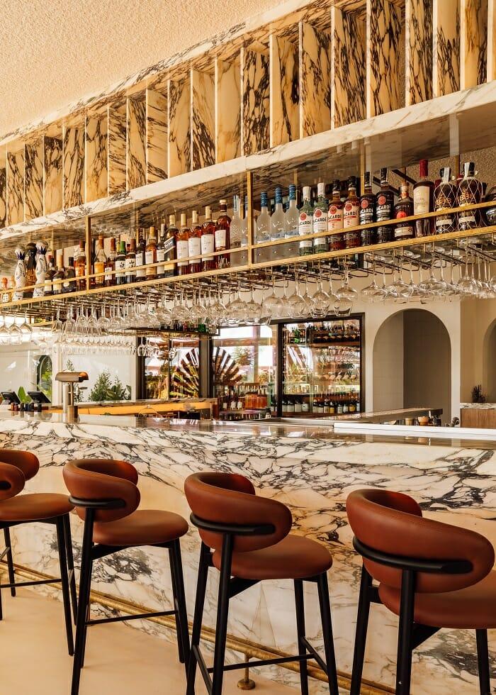 Barra de diseño con taburetes de Nota bLu New Brasserie