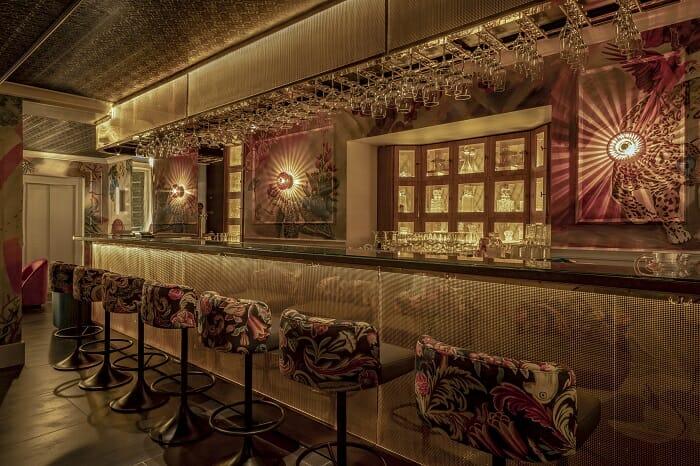 Barra con taburetes del Bam Karaoke Box