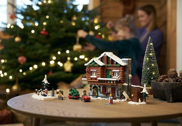 Juego de LEGO encima de la mesa, la cabaña del invierno