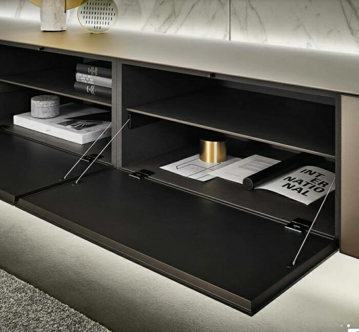 cajón desplegado de un escritorio con iluminación led