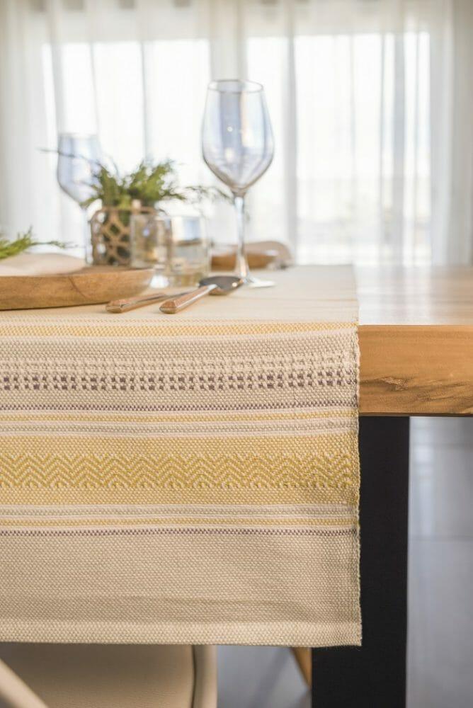 Mesa con un camino de algodón en tonos amarillos y beige