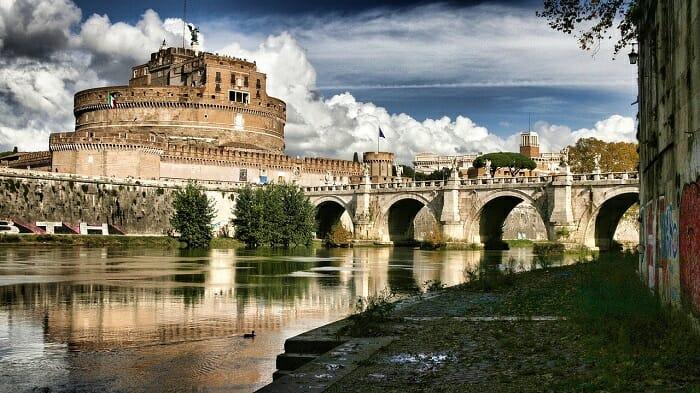 Vista del castillo de Sant´Angelo en Italia con un puente