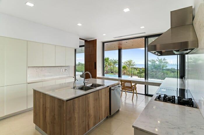 Cocina abierta con isla de Casa Punta Arena