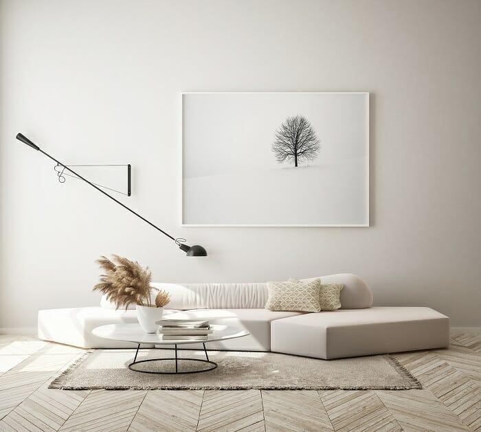 Salón con sofá blanco y lámina decorativa blanca