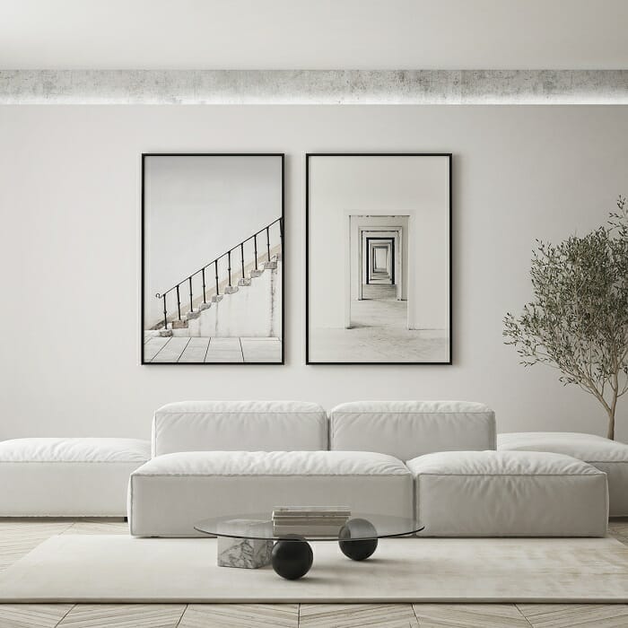 Salón con sofá y láminas decorativas estilo escandinavo