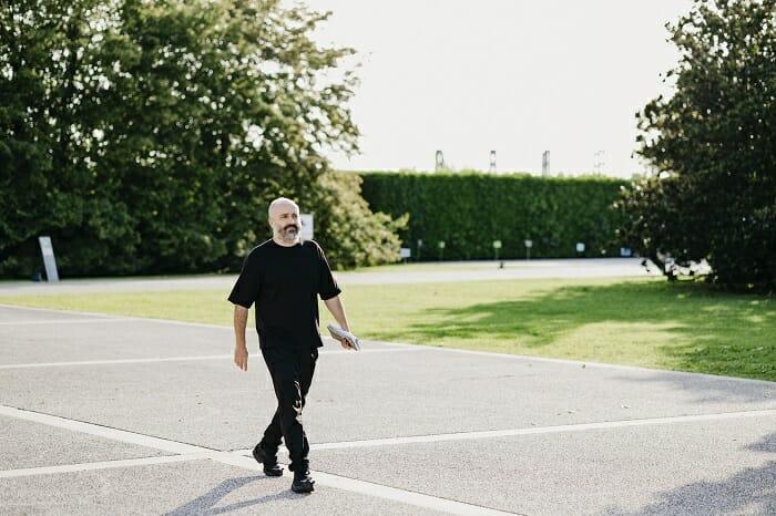 Carlos Casas andando por la calle