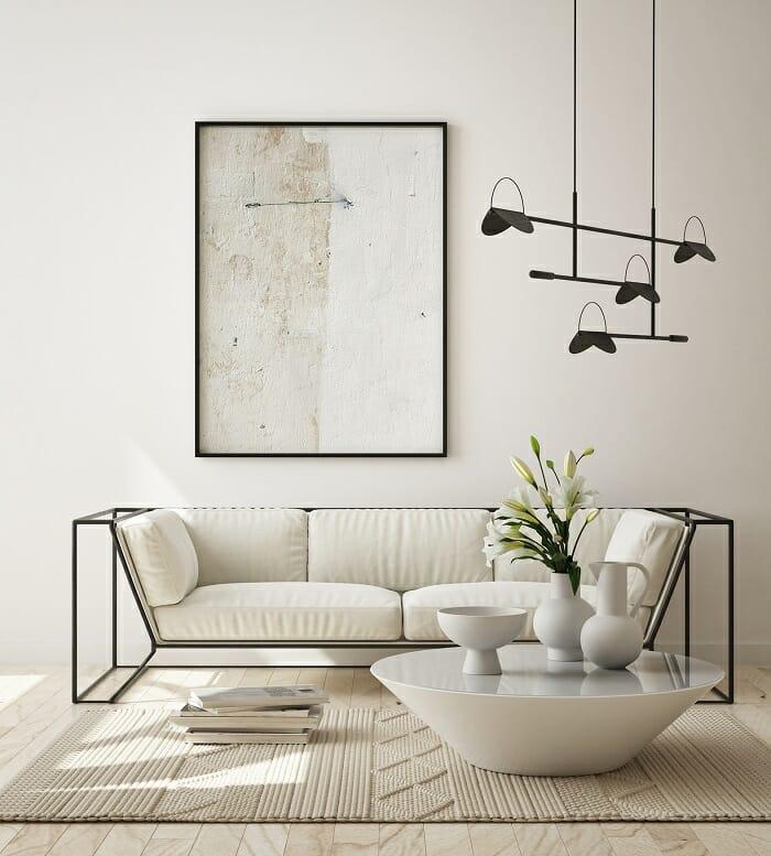 Salón con sofá con lámina decorativa