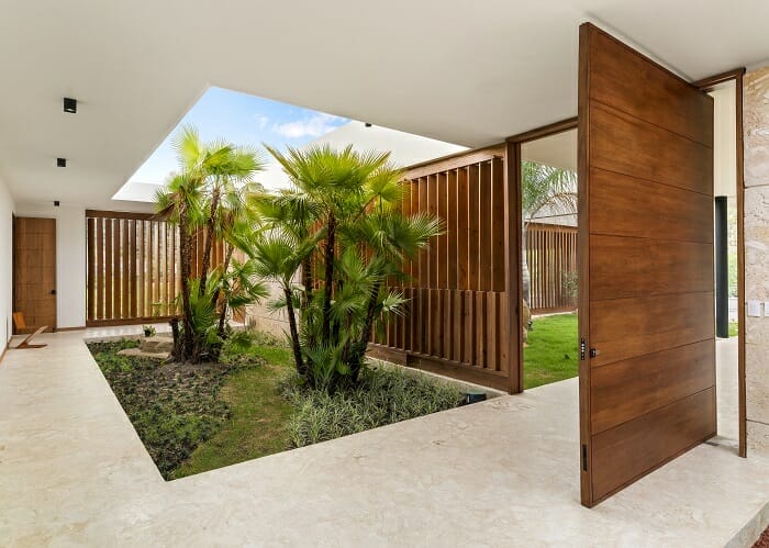 Hall de la Casa Punta Arena con vegetación en su interior