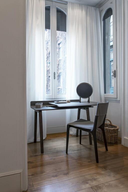 Zona de trabajo con un escritorio y silla