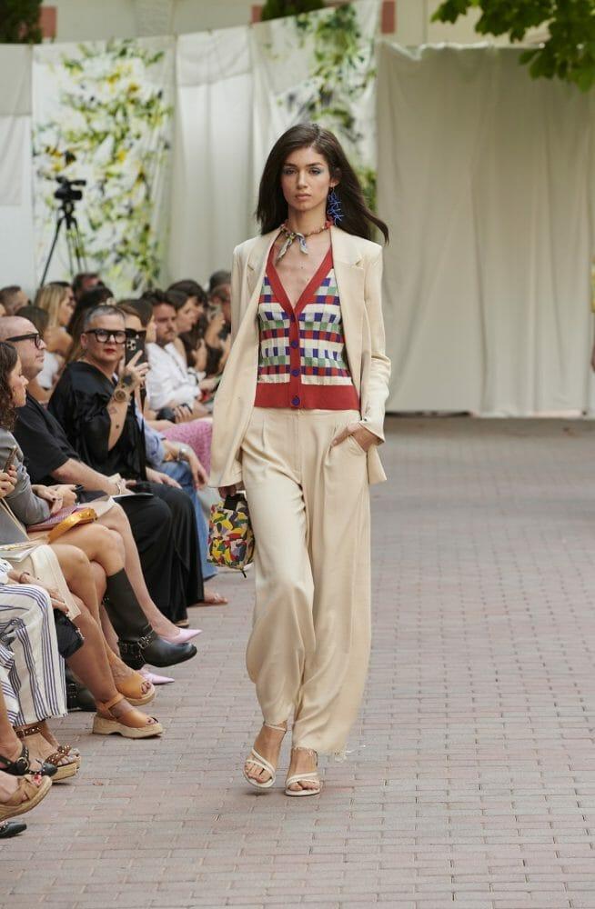 Modelo con traje de pantalón en color crema