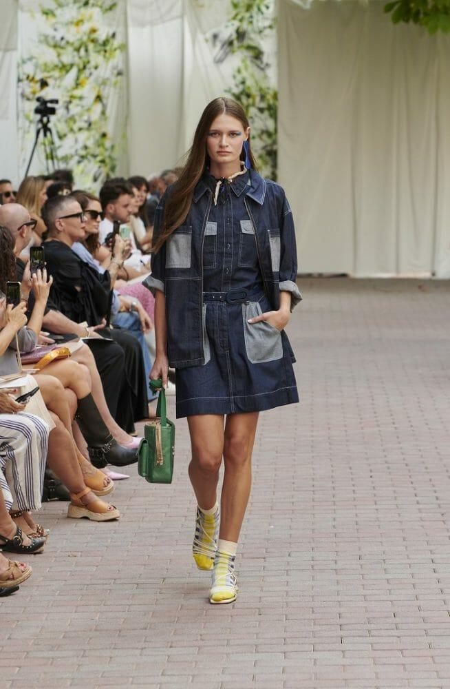 Modelo con vestido vaquero