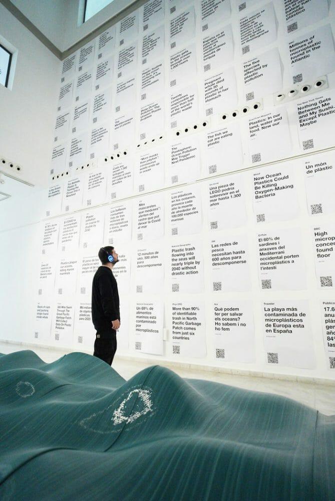 Sala de sonido del mar y lectura en la pared de la exposición Beyonf the Plastic Wave en Barcelona