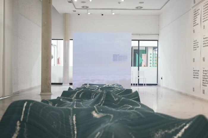 Sala de la exposición Beyond the Plastic Wave en Barcelona