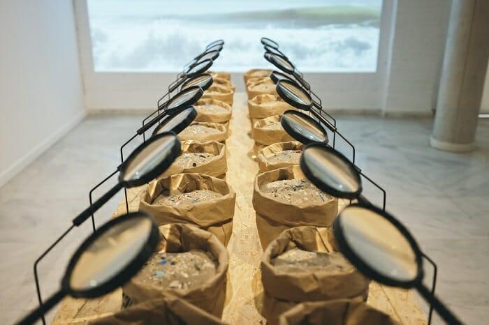Interior de la exposición Beyond the plastic wave con tema sostenibilidad