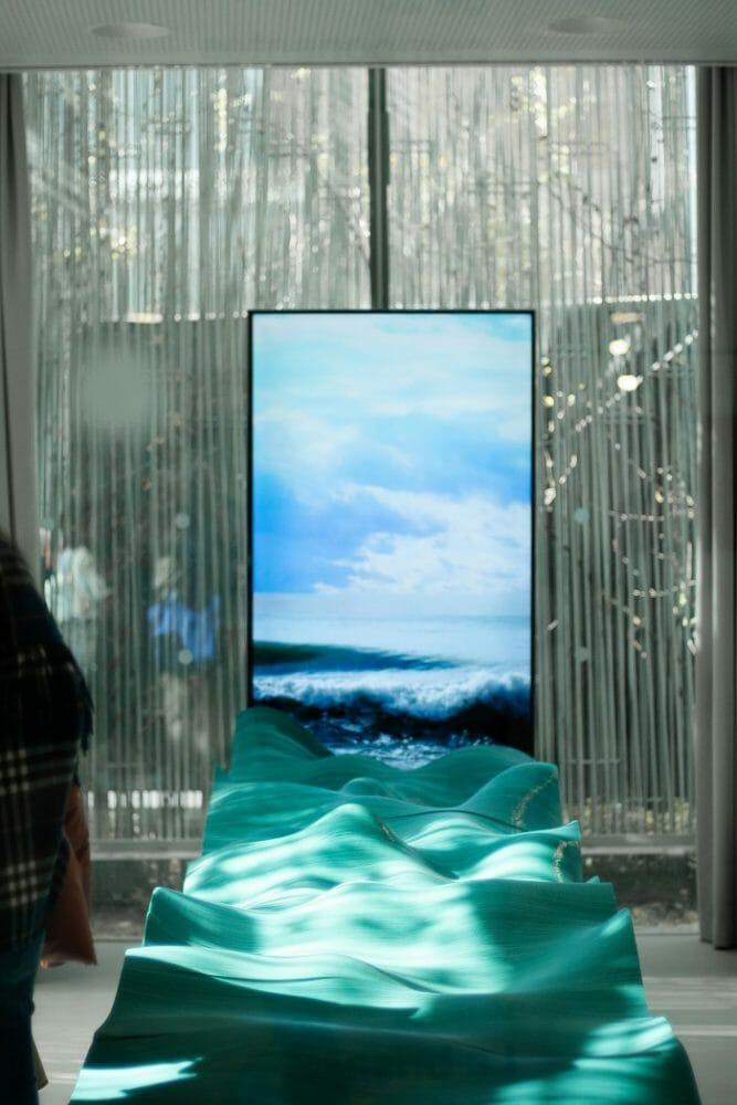 Pantalla y tela de la exposición Beyond the Plastic en Barcelona