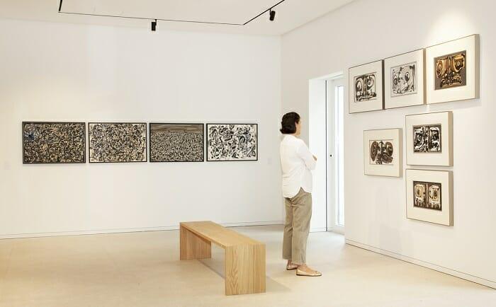 Sala de exposición de Saura con cuadros