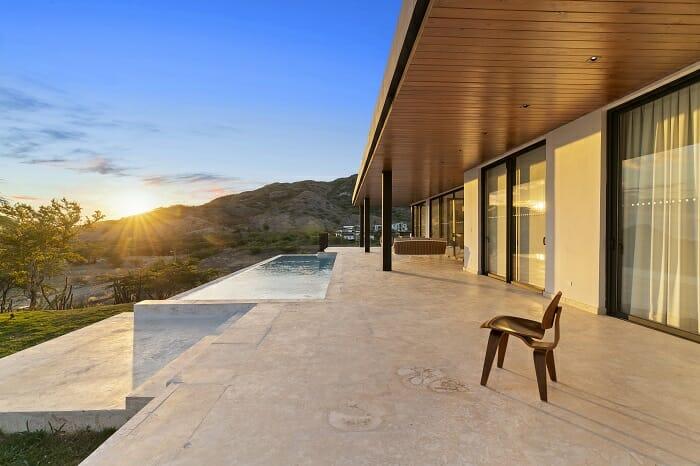 Exterior de Casa Punta Arena en el ocaso