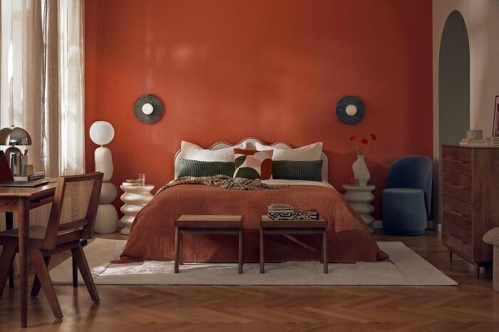 Dormitorio con pared rojo y cojines y colcha de westing
