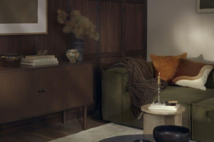 Salón con sofá verde con cojines westwing