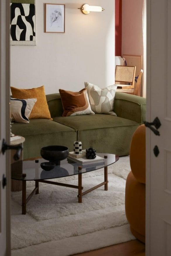 Salón con sofá verde con cojines estampados westwing