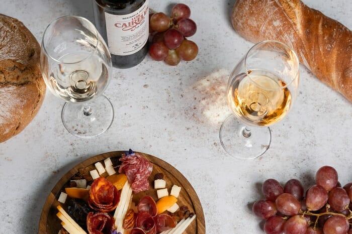 Mesa con platos y vino de Puente Romano