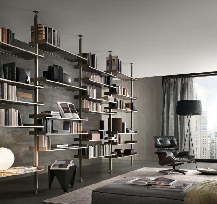 Salón con una amplia librería con libros y cosas