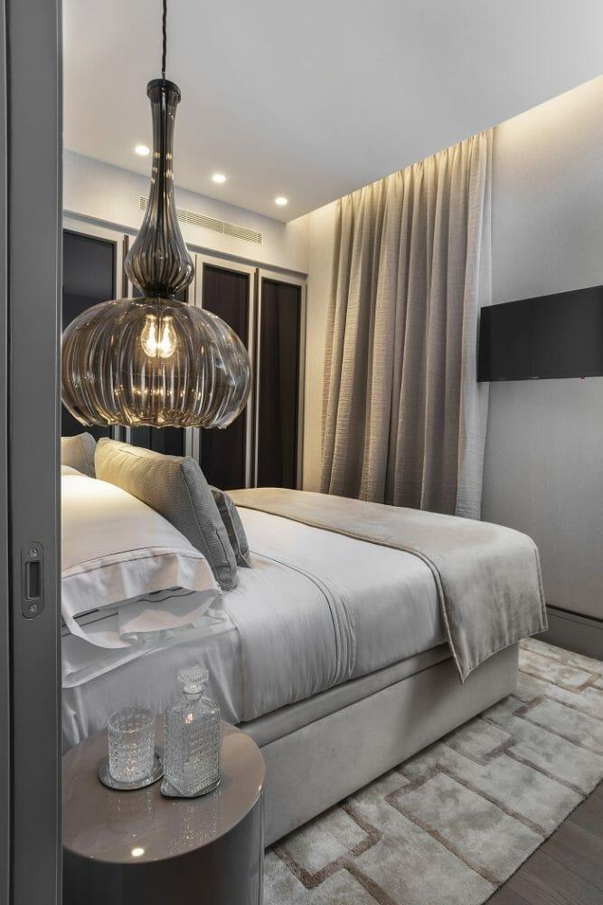 Dormitorio con una lámpara colgante