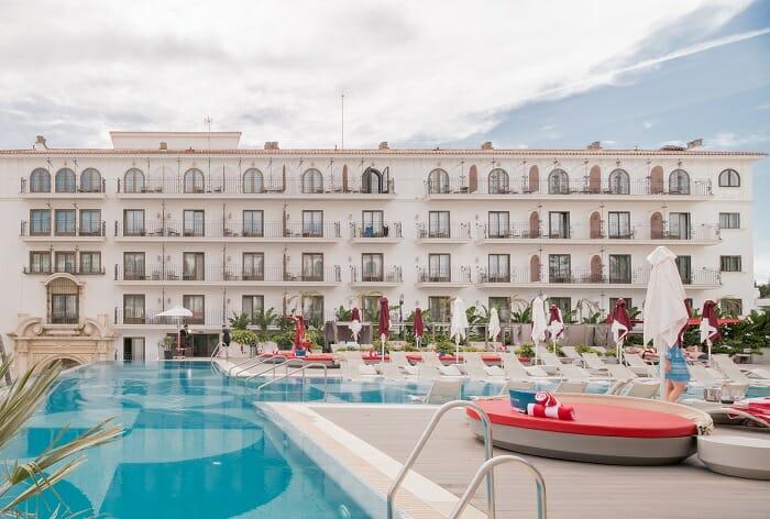 Piscina en forma de T en Hard Rock Hotel Marbella