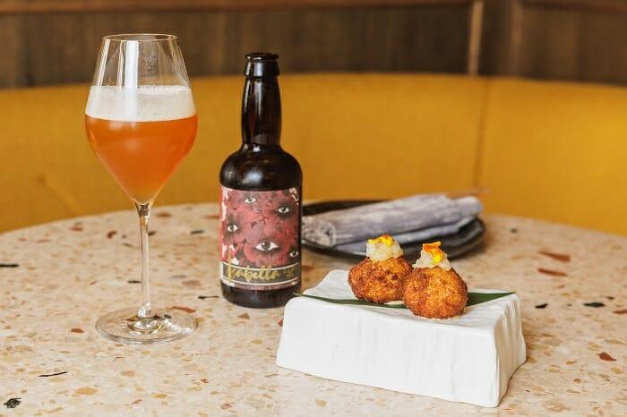 Copa de cerveza con una tapa de dos croquetas del Tapa Tour de Madrid