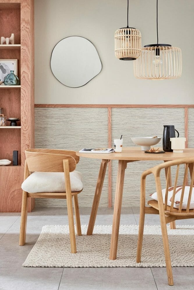 Mesa y sillas de madera con espejo en la pared