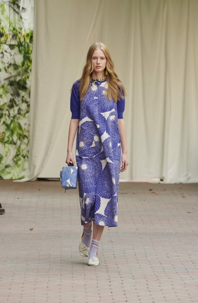 Modelo con un vestido morado