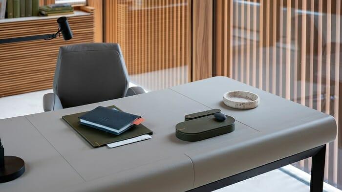 mesa de escritorio con una agenda y bolígrafo para el trabajo