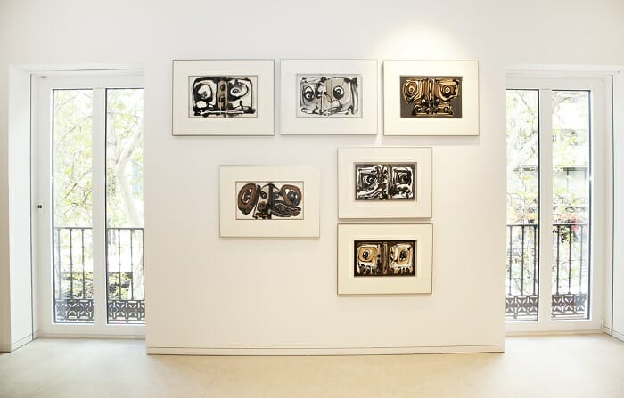 Varios cuadros en la pared de la exposición de Saura