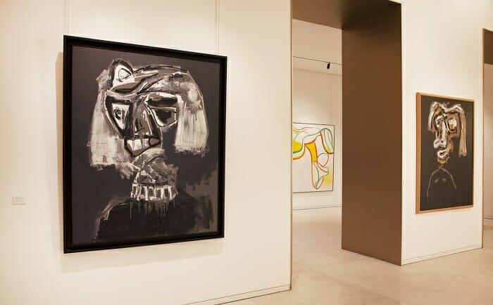 Sala con un cuadro en blanco y negro de exposición de Saura