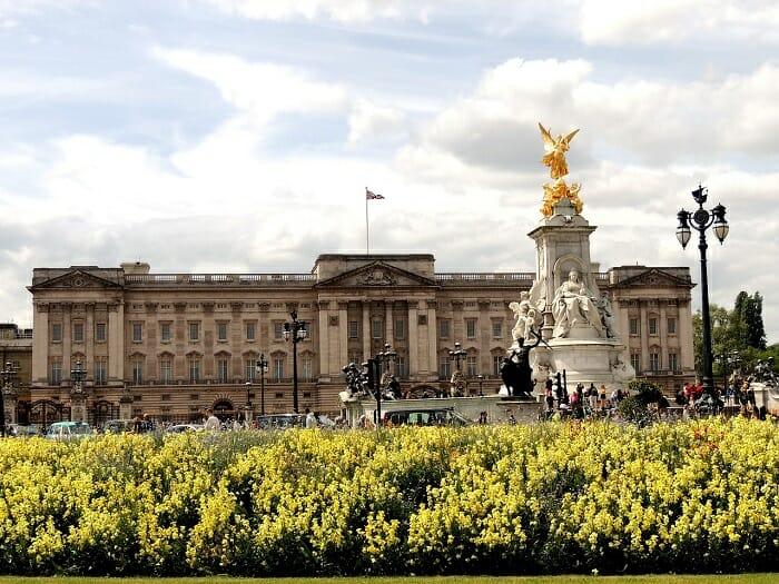 Vista del Palacio de Buckingham en Inglaterra con flores