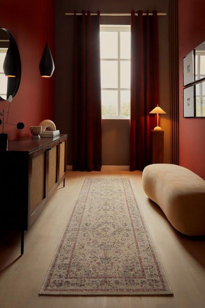 Hall con una alfombra Westwing