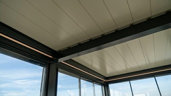 Pérgola bioclimática con las lamas de aluminio cerradas