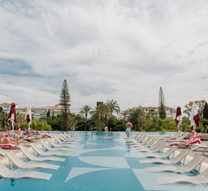 Vista de la piscina de diseño de Hard Rock Hotel Marbella con hamacas
