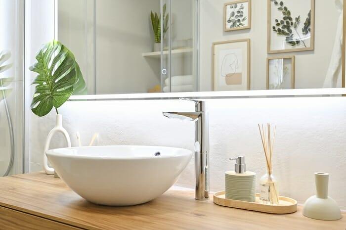 Lavabo con una planta y unas velas