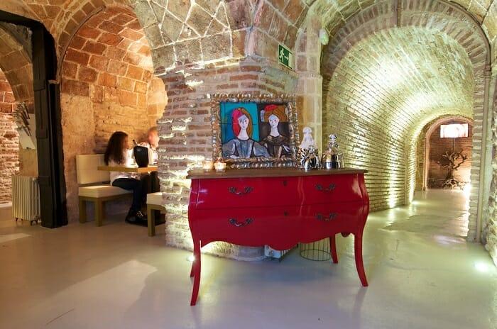 Cómoda fucsia en restaurante Bodega de los Secretos