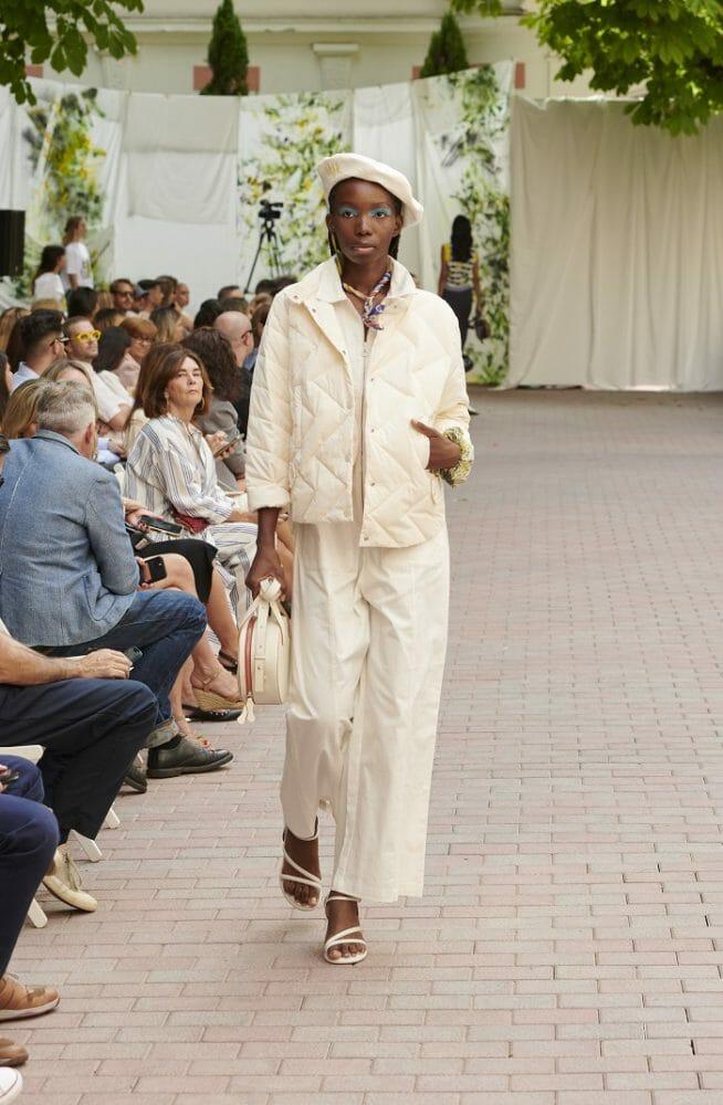 Modelo con pantalón y chaqueta blanca de SKFK