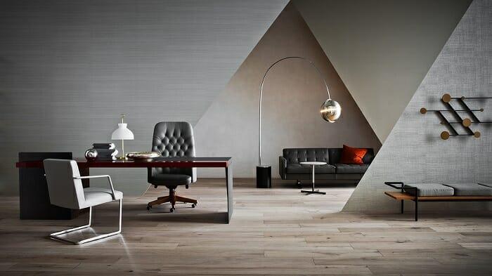 Oficina de diseño con escritorio y dos sillones