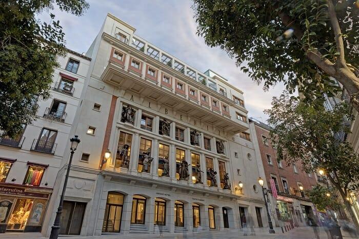 Fachada del Teatro Albeniz iluminado en Madrid