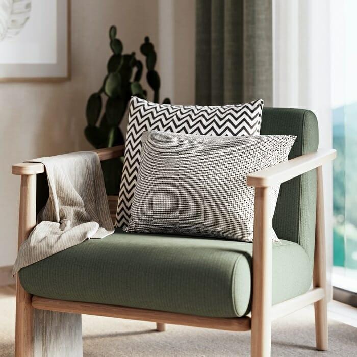 Sillón verde con cojines y manta de Leroy Merlin