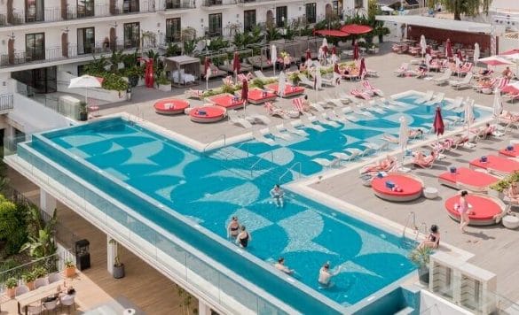 Panorámica de la piscina de diseño del Hard Rock Hotel Marbella