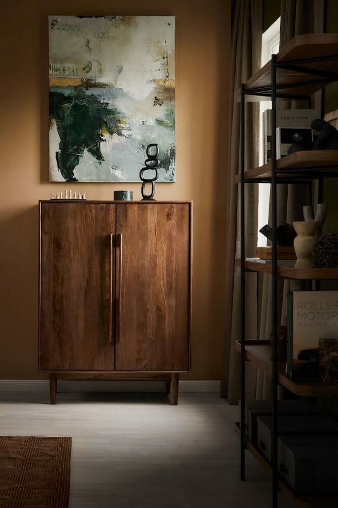 Zona de habitación con un armario de madera