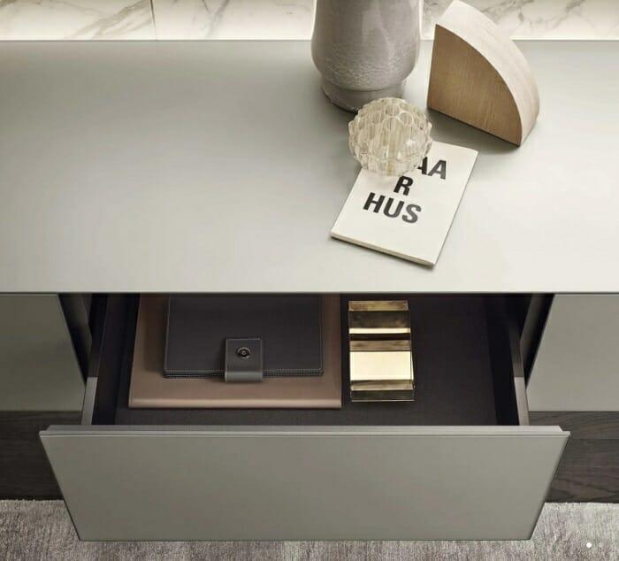 Escritorio con cajón semi abierto con accesorios de oficina