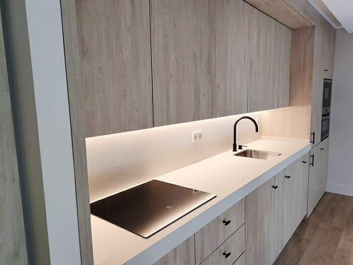 Cocina moderna con iluminación led incrustada en madera