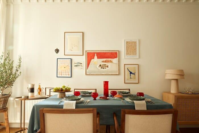 Decoración mesa rectangular con mantel, velas, platos y demás accesorios